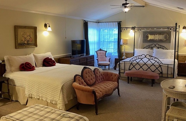 Girlfriend Getaway Suite- for 6-8 -King and Twin Beds