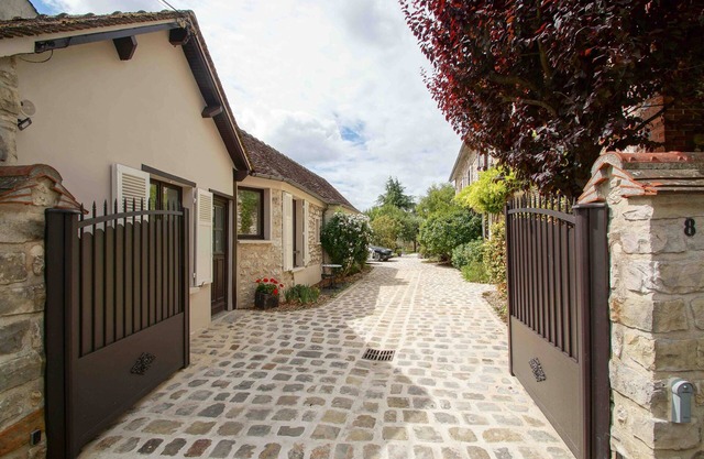 Gîte 1 to 4 people, renovated stone house in the heart of Moret-sur-Loing
