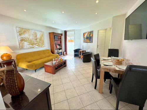 Gite en 3 épis de plain-pied, 2 chambres, climatisé, terrasse, jardinet et parking, très calme