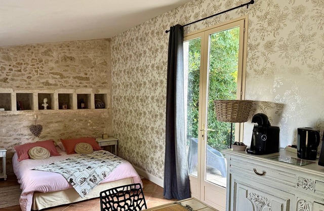 Gîte "Ile d'Aix" with shared 7x7m swimming pool, 20 minutes from the beach