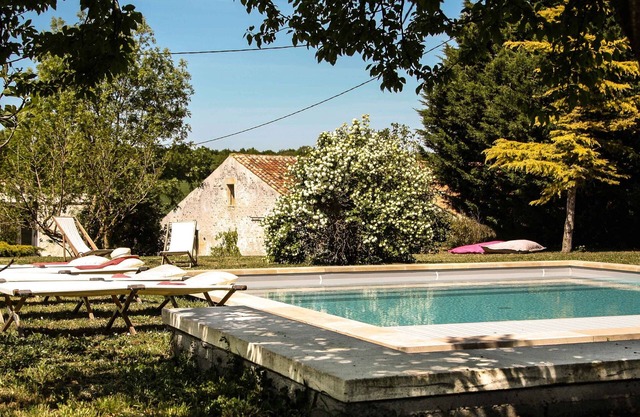 Gîte "Ile de Ré" with shared 7x7m swimming pool, 20 minutes from the beach