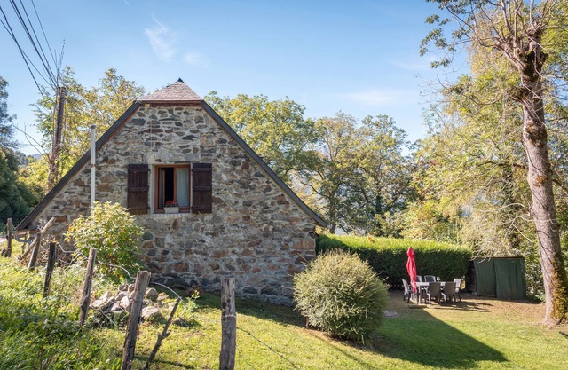 Gîte in Foraine Barn – Stream with Mountain View, Private Terrace and Wi-Fi
