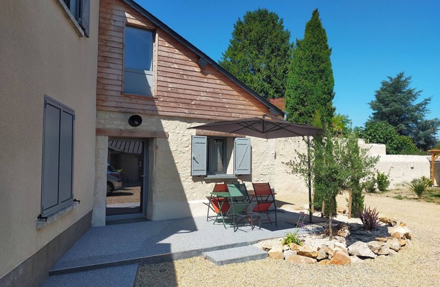 GÎTE L'OASIS 10' from Saumur, the Château, the Cadre Noir and the freeway