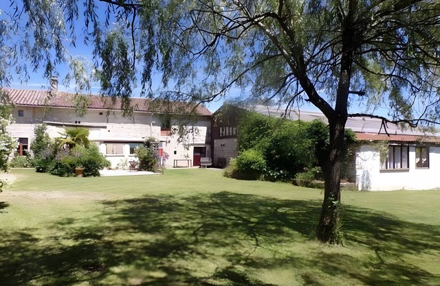 Gîte La Grange – Comfortable Stay with Pool and Playground in La Chapelle-Pouilloux