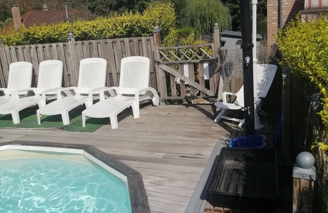GITE "LE BEL ETAGE" 6 PERSONS WITH SWIMMING POOL AND JACUZZI Sleeps 3.