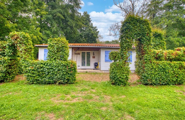 Gîte Le Pont - Domaine l'Étang des Mirandes with Shared Pool
