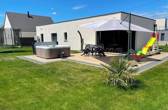 Gîte Luna villa 6 persons with jacuzzi, children's playground and petanque area