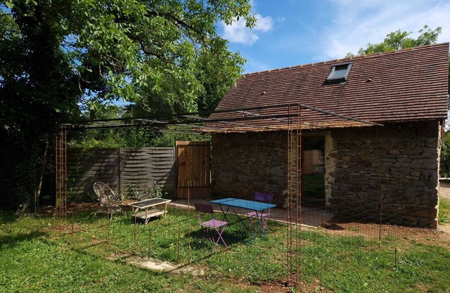 Gîte/Studio sleeps 2 with enclosed garden (pets welcome) and large shower.