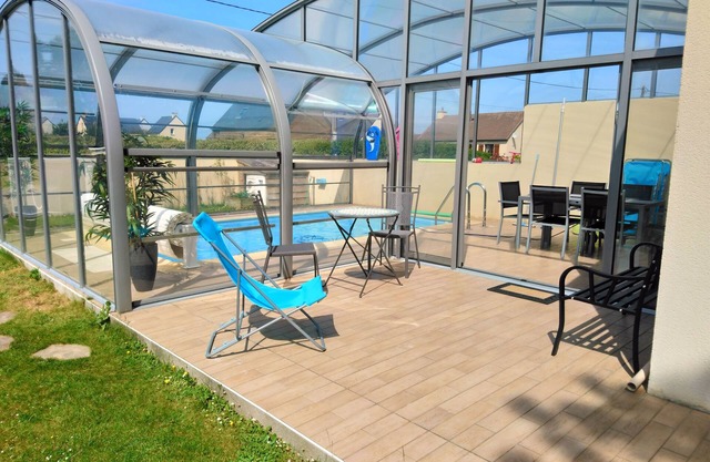 Gîte with private heated swimming pool and enclosed garden close to the sea