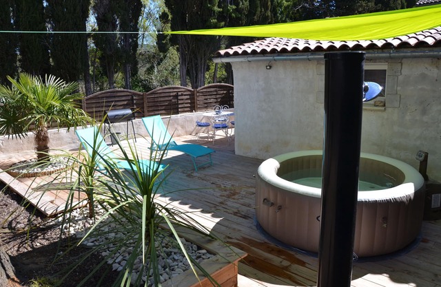 Gite with private spa and enclosed terrace close to shops and rivers