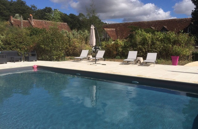 Gite with swimming pool in the countryside. Pets welcome!