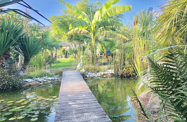 Gîte with swimming pool in summer, private parking - close to shops & sea
