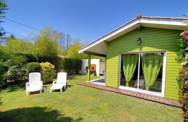 Gite with swimming pool wellness area shared between Bordeaux and Lacanau ocean