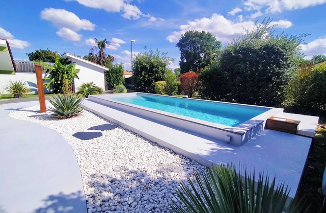 Gite with swimming pool, wellness area hot tub between Bordeaux & Lacanau ocean