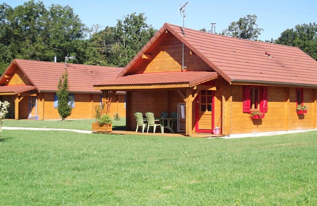 Gîtes of 75m², sleeps 6 with swimming pool (JURA)