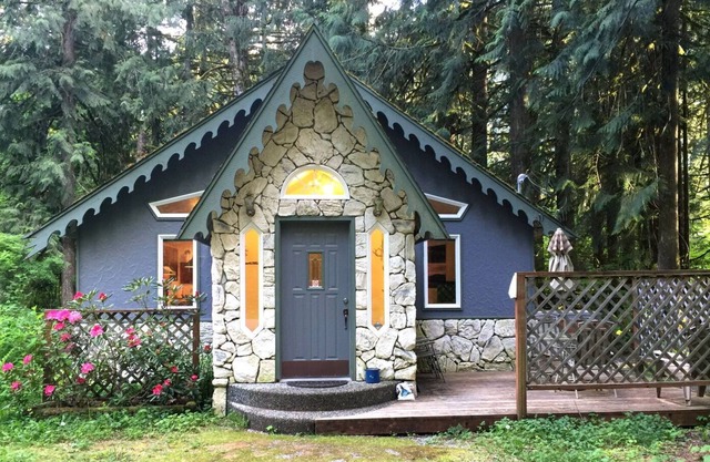 Glacier Springs Cabin #60 - Hot Tub - BBQ - WiFi - Sleeps 2