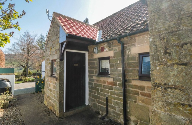 GLAISDALE, pet friendly, character holiday cottage in Glaisdale