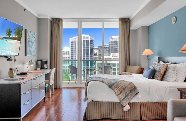 Glamorous Bay View Studio in the Heart of Grove