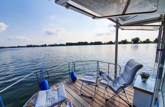 Glamping on the water - on the FIONA houseboat