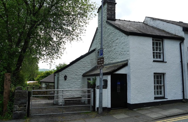 GLAN Y DDOL, pet friendly, character holiday cottage in Trefriw