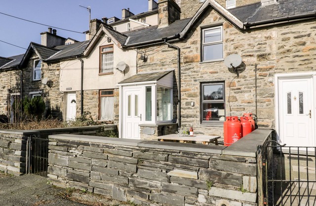 GLAN-YR-AFON COTTAGE, pet friendly, with open fire in Tanygrisiau