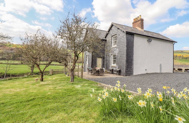 GLAN YR AFON, pet friendly, character holiday cottage in Llangernyw