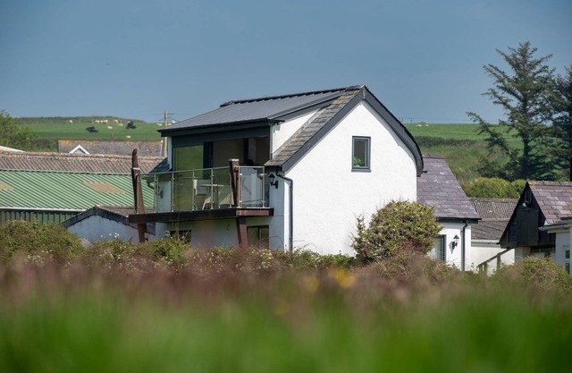 Glan Yr Afon - sleeps 5 guests in 3 bedrooms