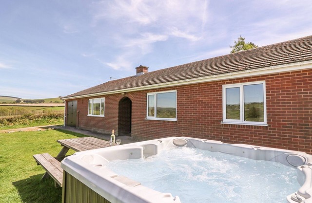 GLANYRAFON BUNGALOW, pet friendly, with hot tub in St Harmon