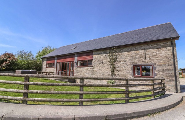 GLANYRAFON, family friendly, with hot tub in St Harmon