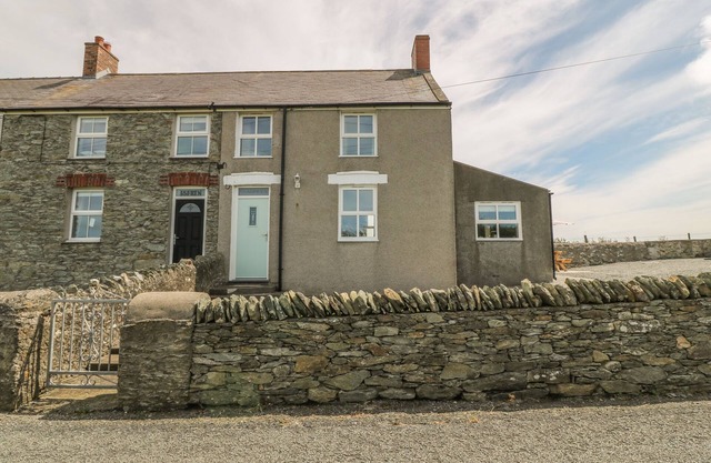 GLASFRYN, pet friendly, with open fire in Llanfaethlu