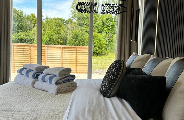 GLASS HOUSE - ROMANTIC ESCAPE | SLEEPS 2 | HOT TUB | BBQ | PATIO | WI-FI