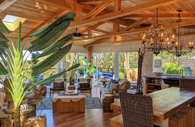 Glass Treehouse WINTER EXOTIC-KAYAK-SUP/Bike/Hike/POOL-LAKE-RIVER-GARDENS-FOOD