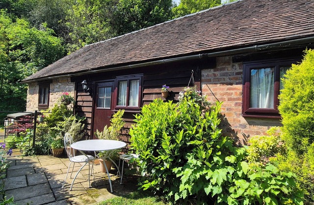 Glebe Barn, Detached Quaint Barn Conversion in Farlow, Shropshire DOGS WELCOME