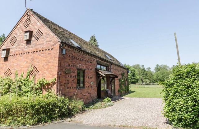 GLEBE BARN, pet friendly, luxury holiday cottage in Kidderminster