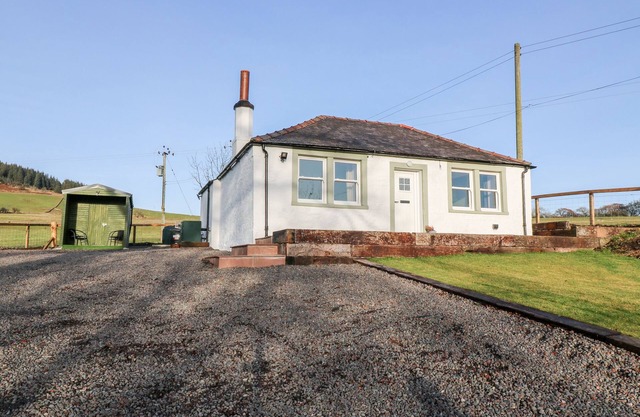 GLEBE COTTAGE, pet friendly, character holiday cottage in Lochmaben