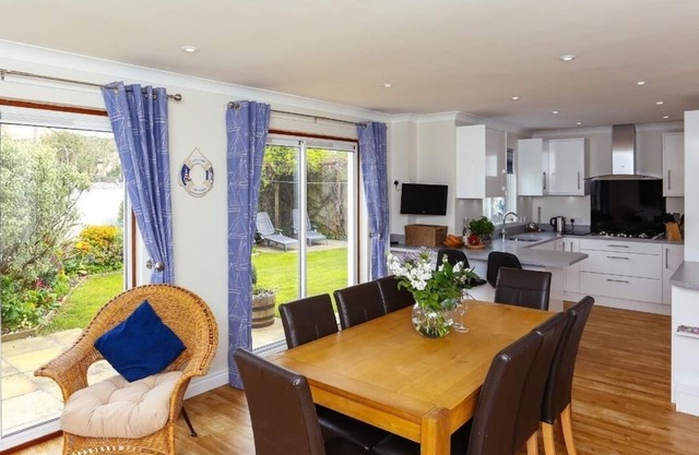 GLEBE HOUSE, family friendly, with a garden in Bigbury-On-Sea