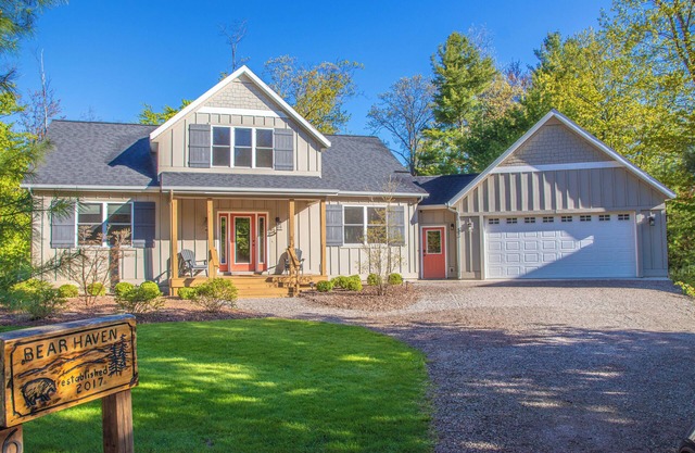 Glen Arbor, MI - Walk to Town, Home Theater, Pool Table, bon fire