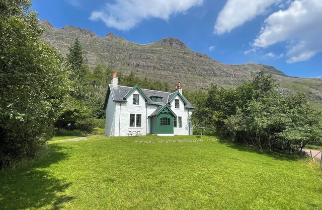 GLEN COTTAGE - TORRIDON, pet friendly, with open fire in Torridon