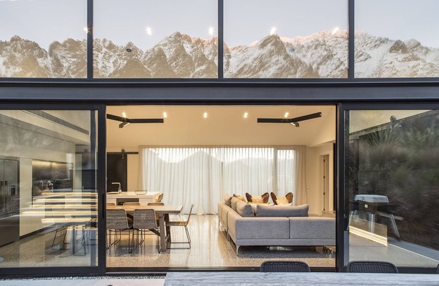 GLENFIDDICH RETREAT - JACKS POINT HOLIDAY HOME in Queenstown
