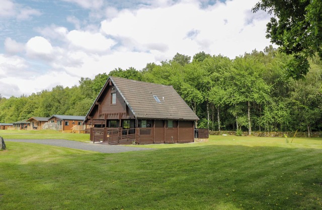 GLENISLE, pet friendly, with hot tub in Dalbeattie
