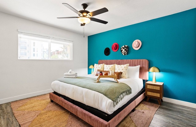 Glimmer - 2 Unit Combo - Sleeps 8 - In Old Town