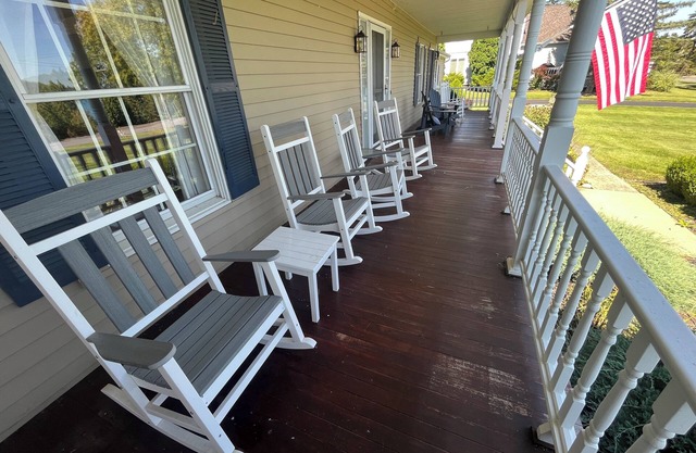 Glorious Keuka LakeFront Spacious 5-bedroom house w/AC WiFi in charming Penn Yan