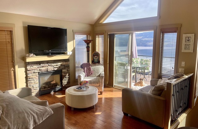 Glorious Lake View 2 Bedroom plus flex room Vacation Home.