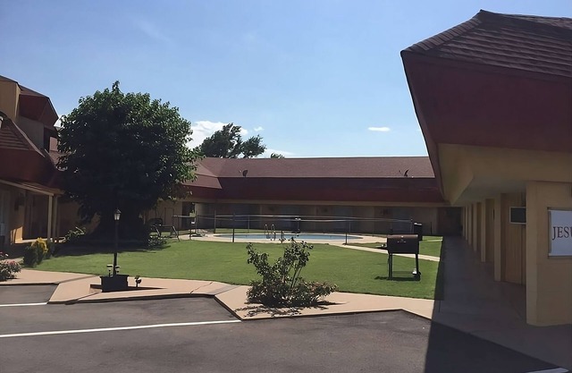 Gloss Mountain Escape! Stay at Knights Inn Fairview! Pet-Friendly, Free Parking