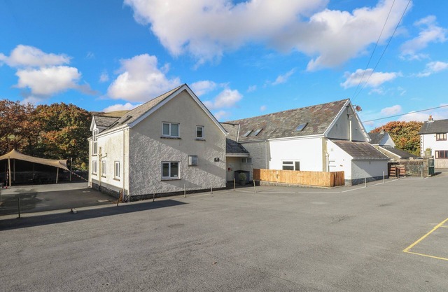 GLYNTAWE OUTDOOR CENTRE, pet friendly, with a garden in Ynyswen