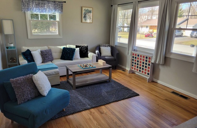 Go Blue! Bright home with large fenced in yard! 3m to Penn State. Free Breakfast