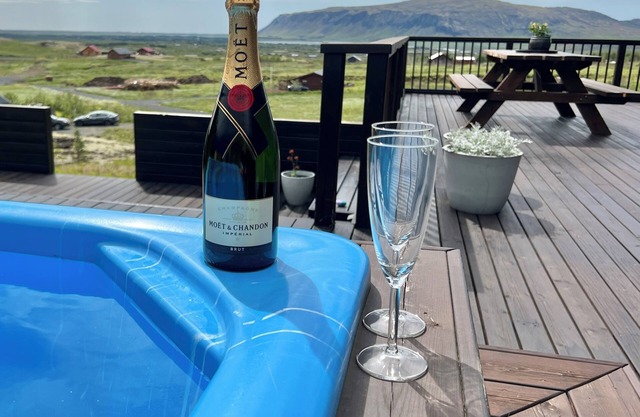 Golden Circle, luxury cabin with 360° view, hot tub & Sauna - 45 min from Rvk.