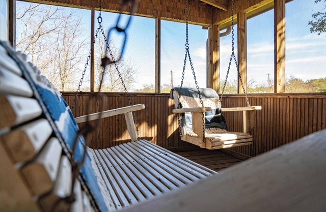 Goat-Tastic Retreat: Tub, Fire Pit, Porch & Pool