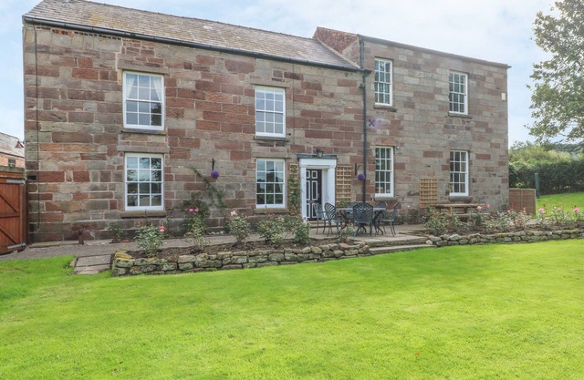 GODSCROFT HALL, family friendly, with a garden in Frodsham