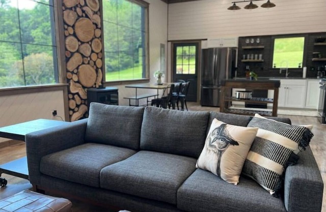 Golden Acres Barn with Hot Tub+Firepit+Game Loft, & Mountain views, creek access